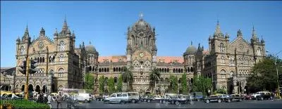 La gare Chatrapati Shivaji Terminus est classe au patrimoine mondial par l'Unesco depuis 2004. Inaugure en 1887 le jour du jubil d'or de la reine (et impratrice des Indes) Victoria. Dans quel pays ?