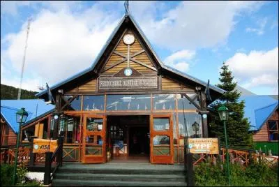  La gare du bout du monde  nous prcise un panneau  l'entre de cette gare. Autrefois utilise pour convoyer des prisonniers.