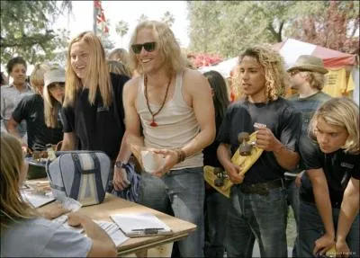 Pour passer devant toute la queue pour la comptition, Skip fait croire  l'agent qu'il lui donnera un billet. De quelle somme ?