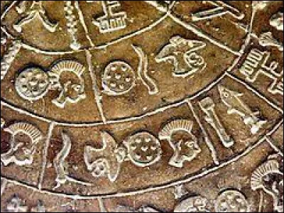 En quel système d'écriture le texte est-il gravé ?