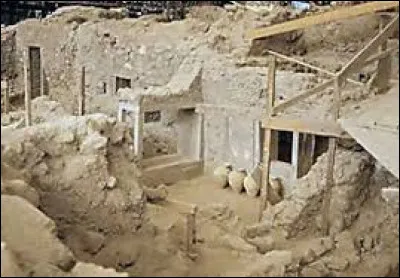 Sur quel site archéologique, surnommé "le Pompeï minoen", a-t-on mis à jour une ville enfouie par une éruption volcanique ?