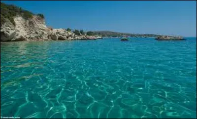 Excellents marins, les Minoens avaient créé une civilisation florissante basée sur une puissante flotte commerciale. Lequel de ces bateaux est d'origine minoenne ?