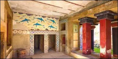 Les palais étaient décorés de magnifiques fresques immortalisant surtout la nature, les animaux et des scènes de la vie quotidienne. Lequel de ces portraits représente des femmes minoennes ?