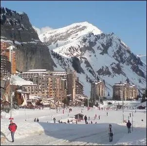 Dans quelle station des Alpes, les skieurs hatiens s'entrainent-ils pour les prochains Jeux olympiques ?