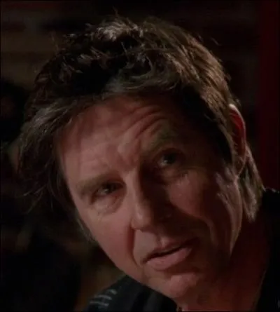 Comment s'appelle le pre biologique de Peyton ?