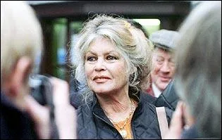 Actrice de cinma et chanteuse franaise, mais aussi militante de la cause animale, fondatrice et prsidente de la fondation qui porte son nom. 'Les Grandes Manuvres', 'Et Dieu cra la femme'. Ne le 28/09