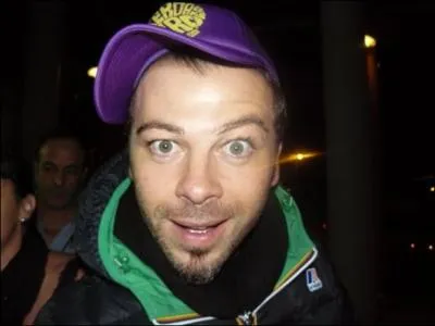 N le 16 octobre 75. Son premier album 'Mon paradis'. 'On s'attache', 'Parce qu'on sait jamais', 'Ca fait mal' ou encore 'Belle demoiselle' . Vous voyez srement de qui il s'agit