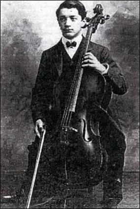 Au moment mme o les passagers commencent  embarquer dans les canots de sauvetage, l'orchestre se met  jouer  l'avant du pont des embarcations. Pourquoi ?