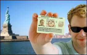 Pour pouvoir vivre aux USA, on a besoin d'une ''Green Card'' . Dans le film intitulé ainsi, quel acteur français donne la réplique à Andie MacDowell ?