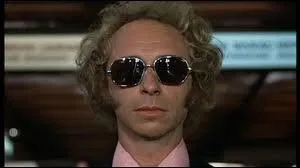 Vous avez sûrement vu les pieds de Pierre Richard dans ''Le Grand Blond avec une chaussure noire'' . Vous souvenez-vous de la couleur de l'autre chaussure ?