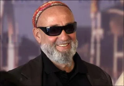 D'aprs la chanson de Charllie Couture, d'o Andy toise-t-il le monde ?