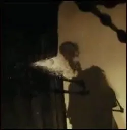 Le dernier frre demanda  la Mort quelque chose qui ... ... ... ... . . La Mort,  contre-coeur lui tendit alors sa propre ... ... ... ... . .