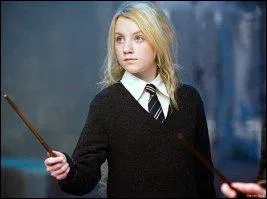 Sur qui Luna pointe-t-elle sa baguette ?