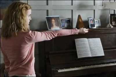 Sur qui Hermione pointe-t-elle sa baguette ?