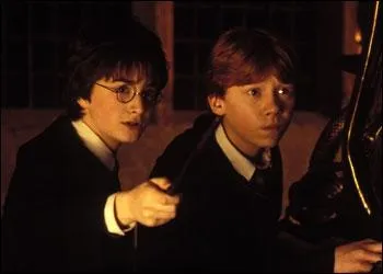 Sur qui Harry pointe-t-il sa baguette ?