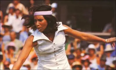 Rosie Casals est une joueuse clbre de tennis des annes 60/70. Ses titres ont plus souvent t gagns en double quand simple. De quelle nationalit est-elle ?