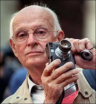 Henri Cartier-Bresson est un photographe franais, pionnier du photojournalisme, c'est  dire mlanger la photo d'art  la photo reporter. En 1947, il fonde la clbre agence cooprative...