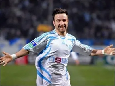 Dans quel sport s'illustre Mathieu Valbuena ?