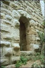 Comment appelle-t-on cette petite porte dérobée pratiquée dans une muraille ?