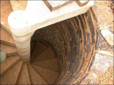 Pourquoi la plupart des escaliers médiévaux tournent-ils vers la droite quand on les monte ?