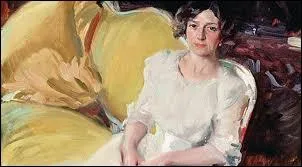 Clotilde assise sur un sofa