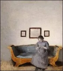 Ida asise sur un sofa
