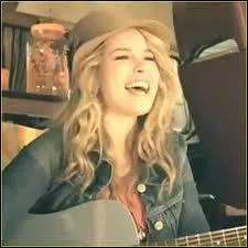 Quelle chanson Bridgit a-t-elle chant pour le chihuahua de Beverly Hills ?