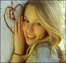 Qui joue-t-elle dans  Les sorciers de Waverly Place  ?