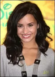 Demi a agress une de ses amies danseuses. Comment s'appelle-t-elle ?