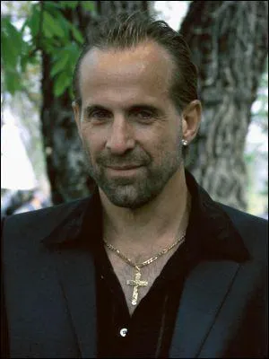De quoi fait partie John Abruzzi ?