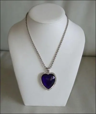 Combien de temps avant d'embarquer sur le Titanic Caledon Hockley a-t-il achet le collier ( le coeur de l'ocan ) ?