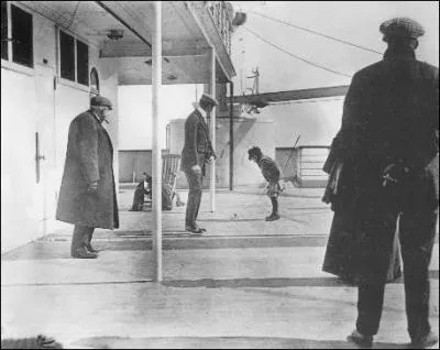 Pour parler  Rose, Jack devait se faire passer pour un passager de premire classe. Pour cela il a vol un manteau. Mais  qui l'a-t-il vol ?