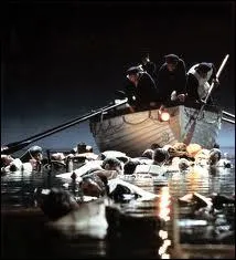 Quel officier est revenu avec un canot vide pour sauver les personnes dans l'eau ?