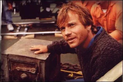 Lorsque Brock Lovett remonte le coffre sur le bateau, le collier n'est pas dans le coffre. Lewis Bodine dit qu'il est arriv la mme chose  :