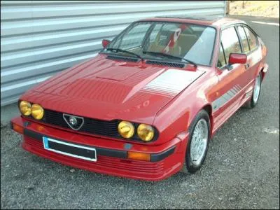 Quelle est cette srie limite de l' Alfa Romeo GTV 2. 5 ?