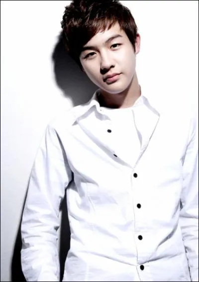 Qui est chanteur et est n le 9 mars 1992 ?