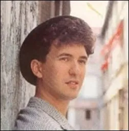  Dans ma rue  se trouvait galement ce chanteur. Qui est-il ?