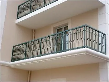 Jean-Jacques Goldman chantait dans une de ses chansons : "La vie par procuration". "Elle met du vieux pain sur son...".