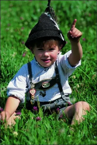 En Lederhosen et son joli chapeau, voici un jeune...