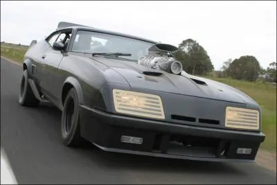 Dans quel film Mel Gibson conduit-il une Ford XB Falcon GT (l'Interceptor) ?