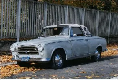Dans la srie  Columbo , Peter Falk conduit une Peugeot...