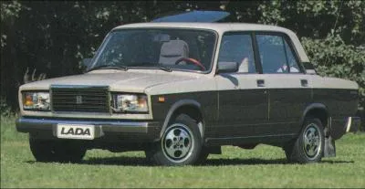 Gr�ce � sa calandre chrom�e, quel surnom adopte-t-elle dans toute l'URSS ?