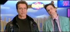 Dans quel film sorti en 2000 Adam Gibson (Arnold) est-il en comptition avec son clone ?