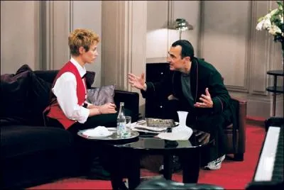 Au Bar des Thtres, petit caf rest l'me du vieux Paris, tous les personnages de ce film et d'autres vont se croiser, se retrouver, se reconnatre, se sparer, s'aimer aussi.