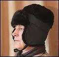 Bonnet de fourrure, avec oreillettes rabattables pour conditions hivernales. Vient du russe ... qui signifie bonnet, toque :