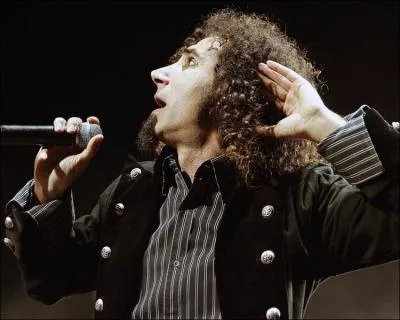 Dans quel groupe chante-t-il ?