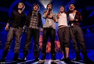  quelle chanson correspondent ces paroles :  But I see you with him / Slow dancing  ?