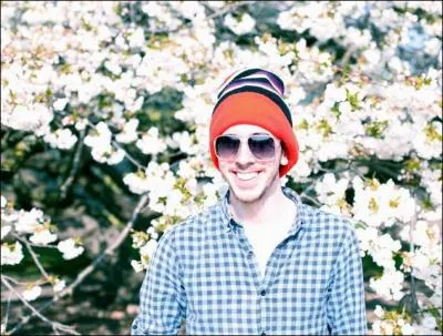 De son vrai nom Marc Jarousseau, il fait partie du groupe comique 'Le Velcrou' :