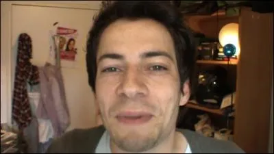 Il s'est lui aussi fait connatre en postant des vidos humoristiques sur le Web, il habite (en 2012)  Paris, il s'agit de :