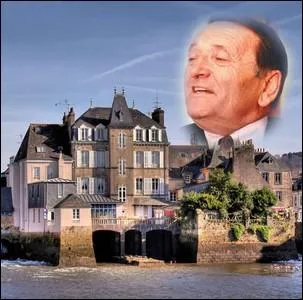 Entrepreneur n en 1926  Landernau. Initiateur ds 1949 de la vente en cooprative, il ouvre en 1956 son premier centre distributeur textile portant son nom ... .